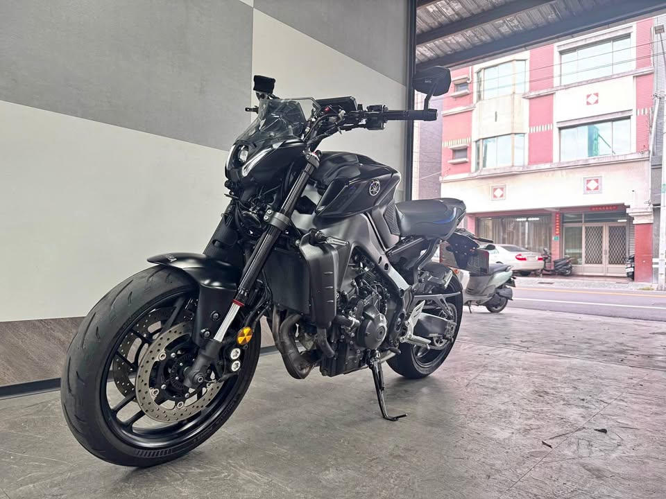 台南現車《降價》現在不用三十萬！！三代目扭力大師 2023 YAMAHA MT-09 車況極佳  資料齊全 正一手室內車 少跑勤保養 現在只要288000元 圖片
